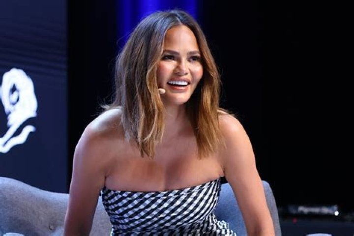 Chrissy Teigen Biography - Facts, Childhood, Family Life & Achievements