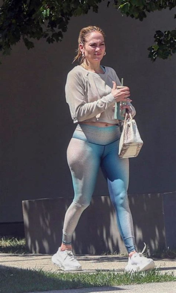 Jennifer Lopez Shows Off Her Six-Pack Abs And Toned Legs During Bike Ride With Pals