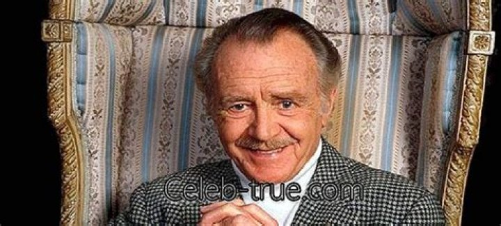 Sir John Mills Biography - Childhood, Life Achievements & Timeline
