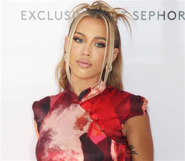 Tammy Hembrow in Bathing Suit Says "No Rain No Flowers" — Celebwell